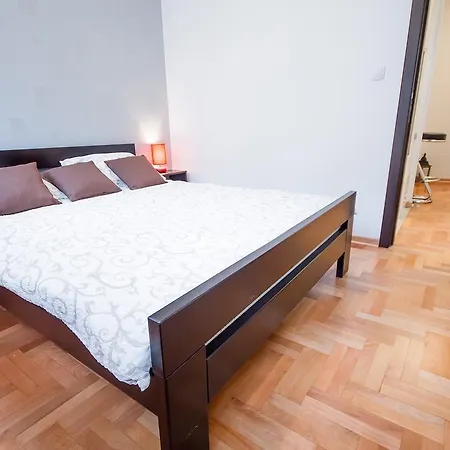 King Milan, Center شقة