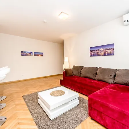 King Milan, Center 公寓 *